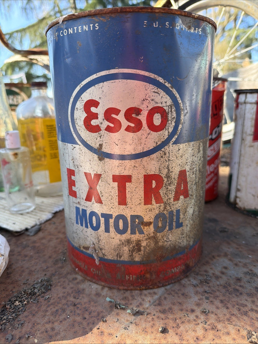 Vintage Esso Unexcelled Graphic Motor Oil 5-Quart Can0