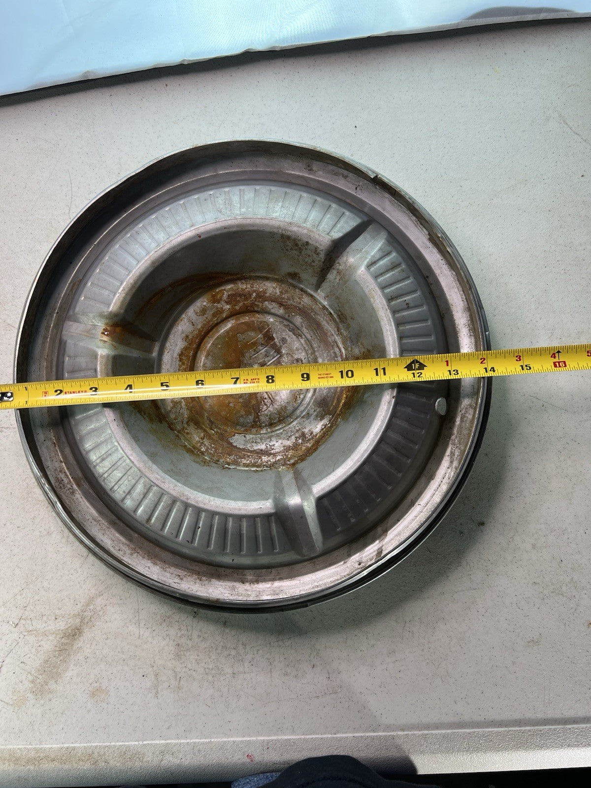 Vintage 14″ Chevrolet Crossed Flags Hubcap — Impala/Biscayne-Corvette Style2