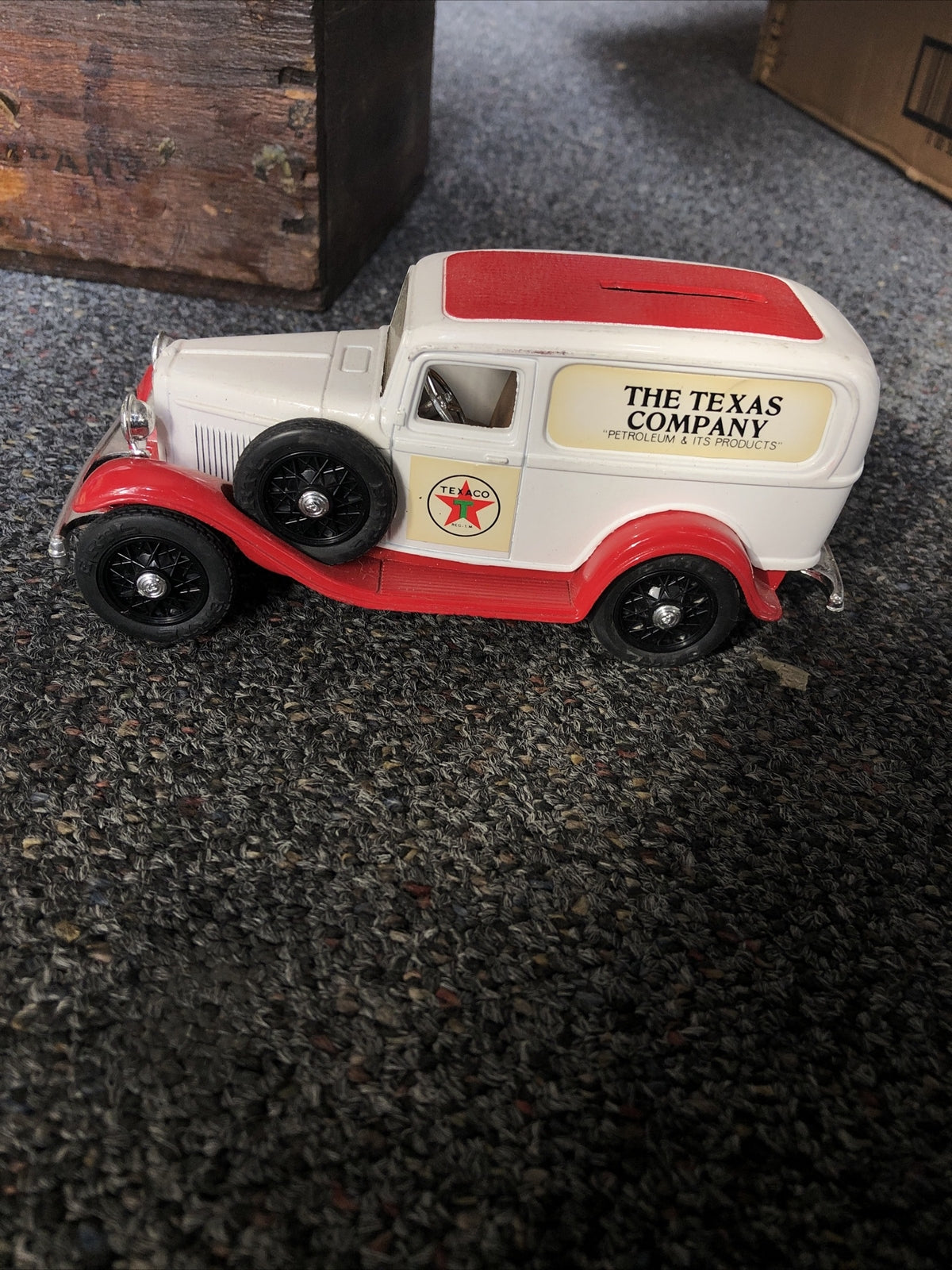 ERTL DIE-CAST 1932 FORD DELIVERY VAN - TEXACO - THE TEXAS COMPANY0