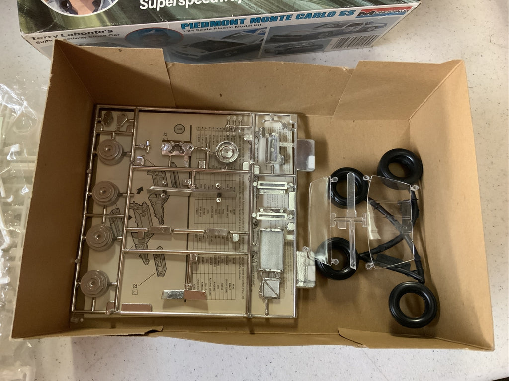 Vintage Monogram Terry Labonte's Piedmont Monte Carlo SS Model Kit4