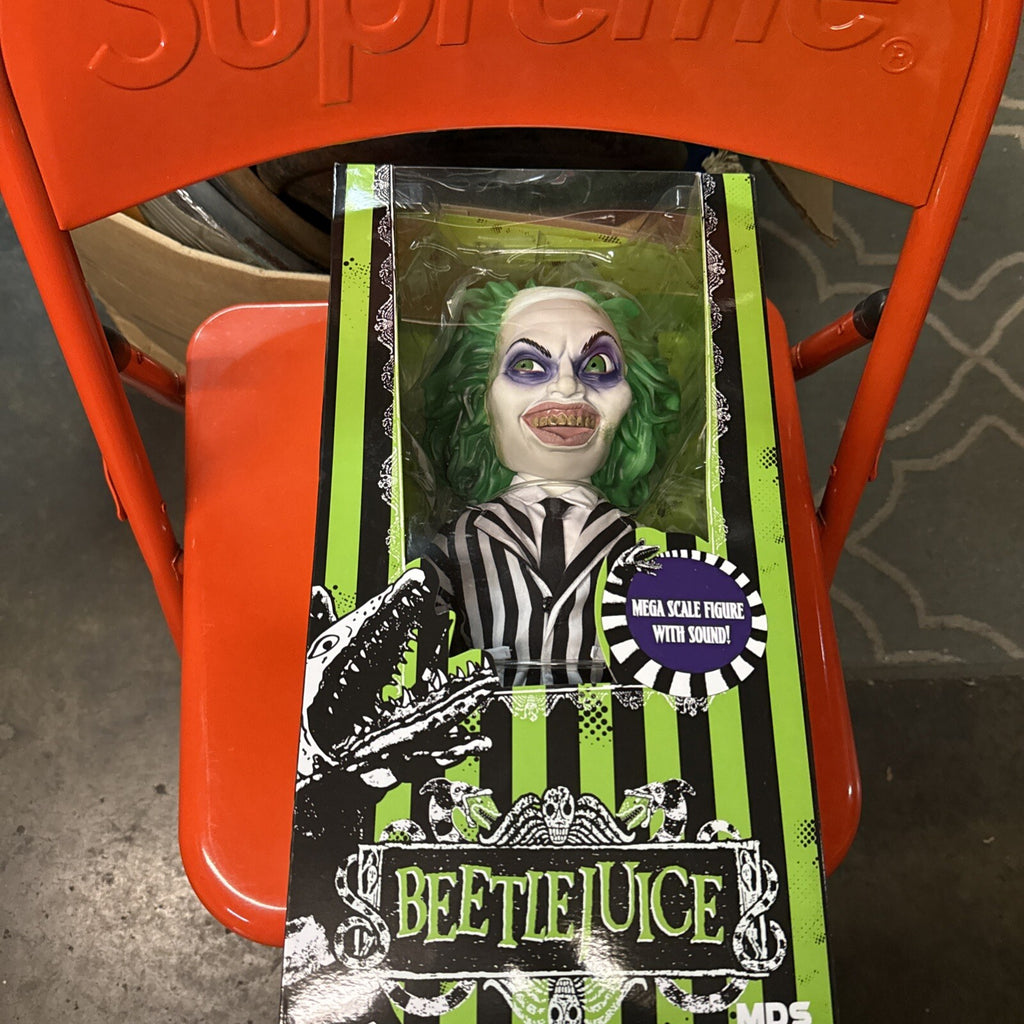Mezco - MDS Mega Scale - Talking Beetlejuice 15 inch tall0