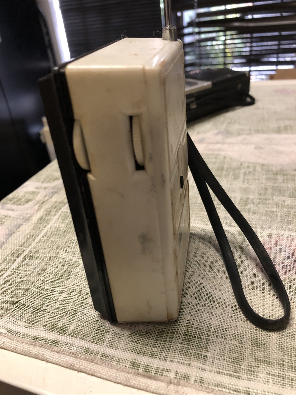 Vintage 1960s Toshiba RP-109F AM/FM Radio5