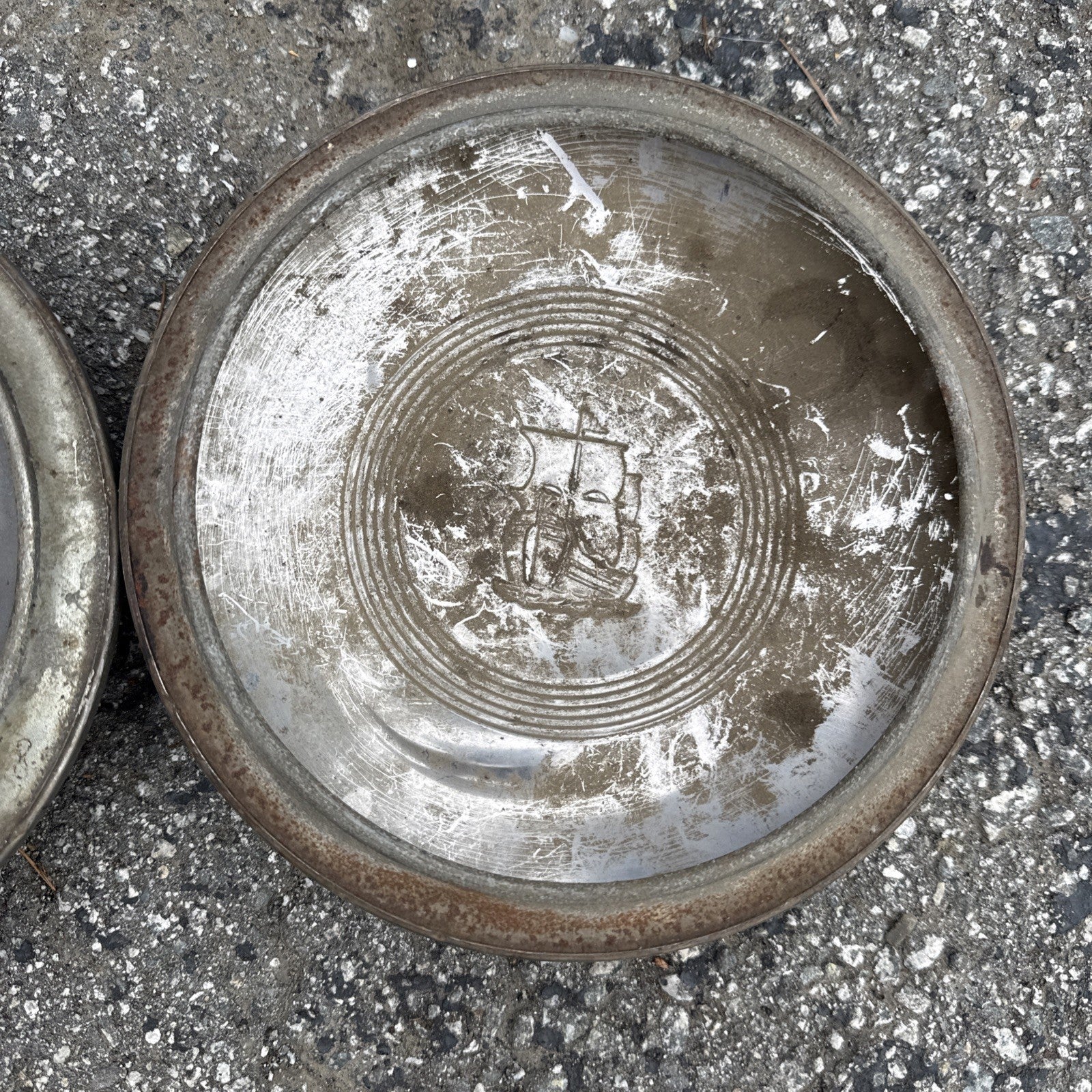 1939-40 PLYMOUTH BABY MOON HUBCAP - PLYMOUTH MAYFLOWER SHIP8