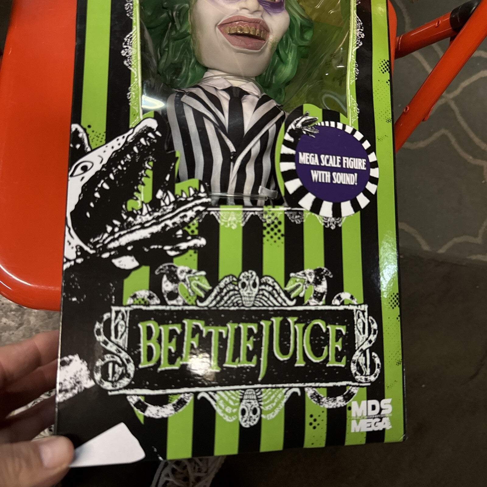Mezco - MDS Mega Scale - Talking Beetlejuice 15 inch tall2