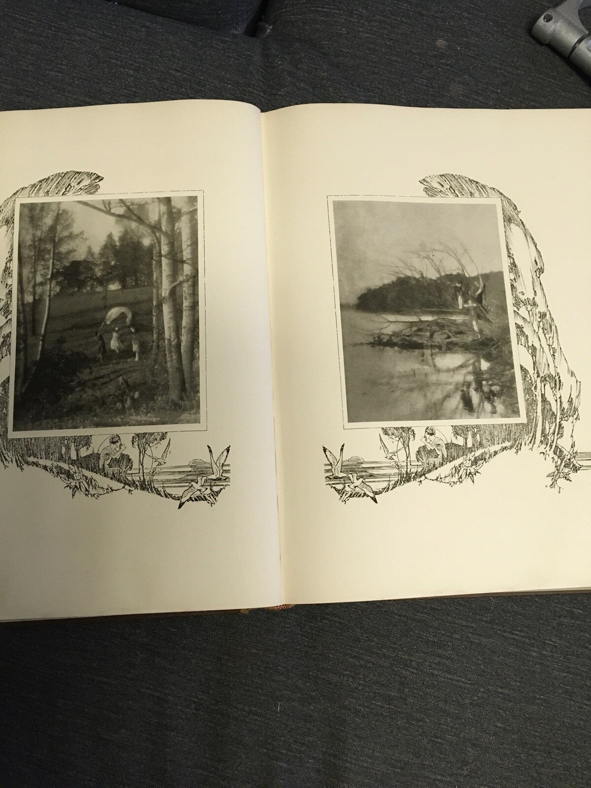 THE BADGER YEARBOOK 1924 (1923) UNIVERSITY OF WISCONSIN Volume 38 The Junio Clas4