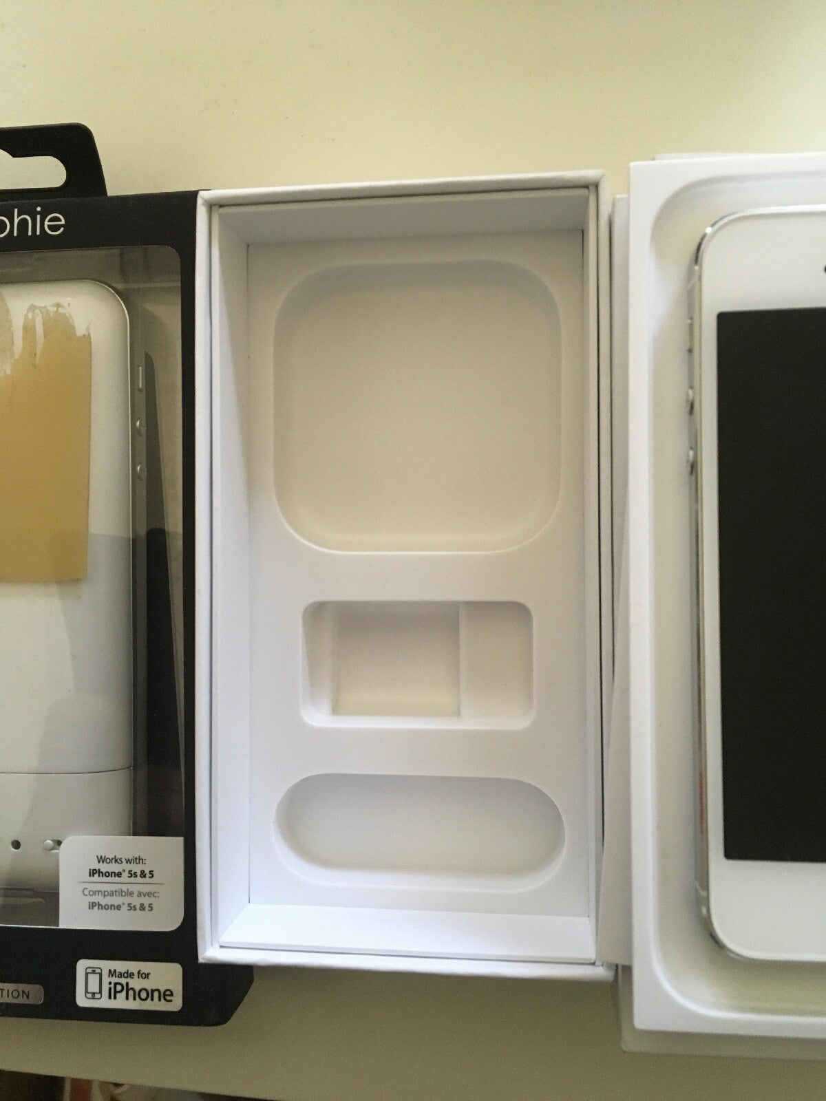 Apple iPhone 5 - 16GB - White & Silver (Sprint) A14293