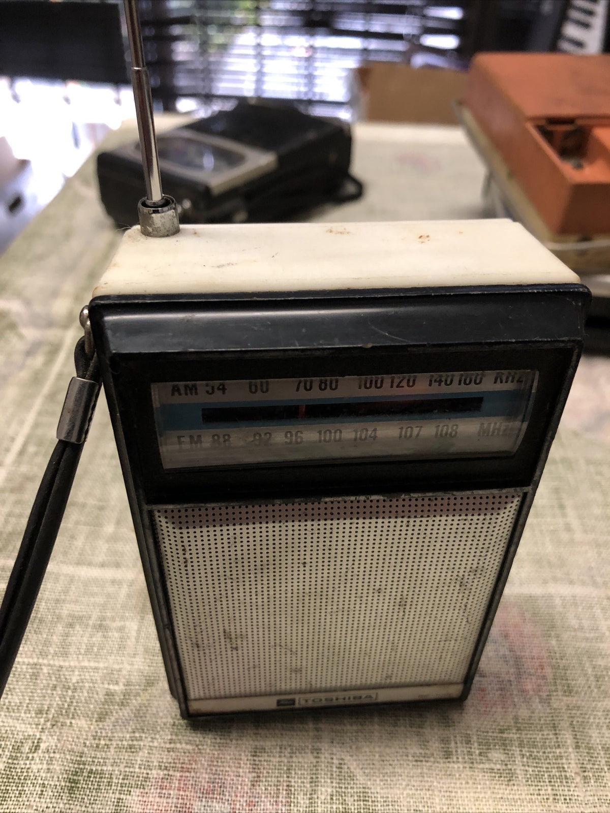 Vintage 1960s Toshiba RP-109F AM/FM Radio2