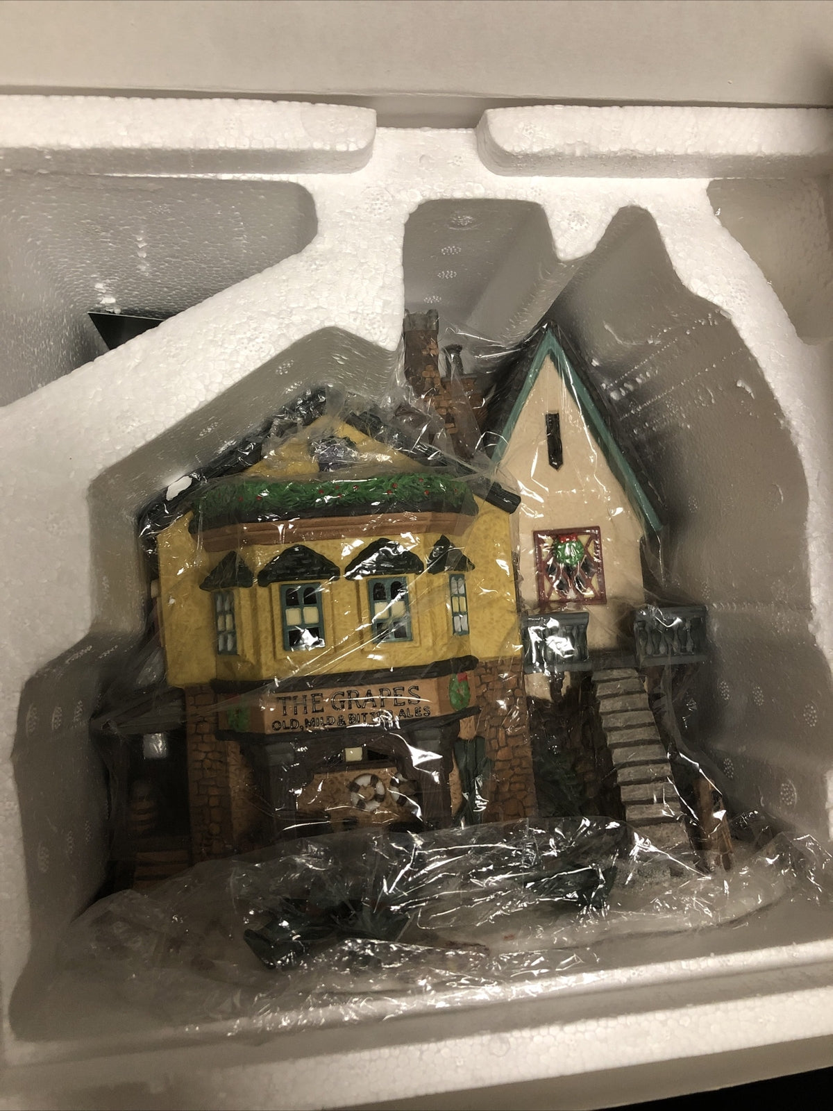Department 56 Dickens' Village Series The Grapes Inn 57534 5th Edition 1996 VTG2