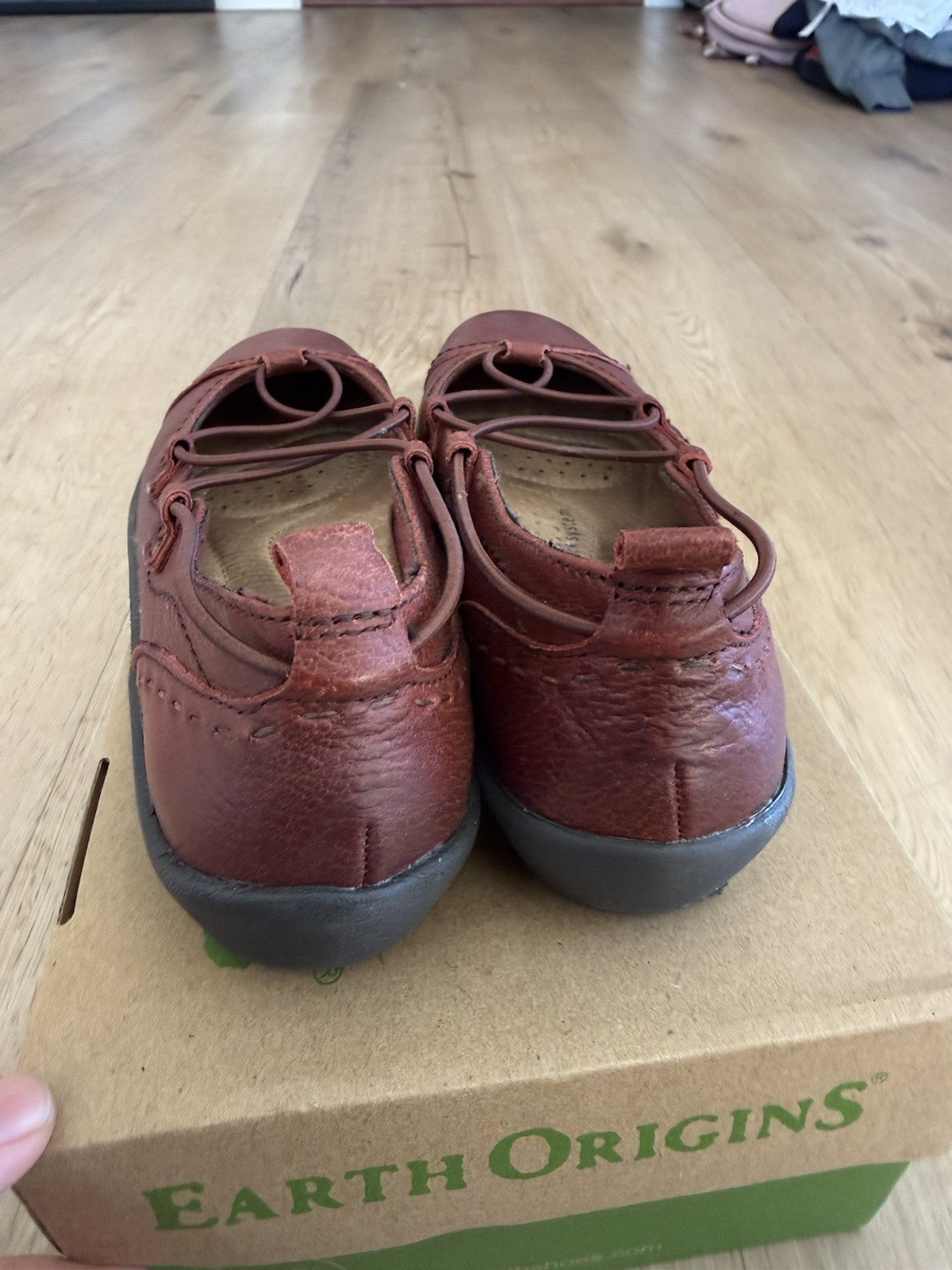 NIB Earth Origins leather bungee lace slip on- Loncon- Brown Sz 6.54