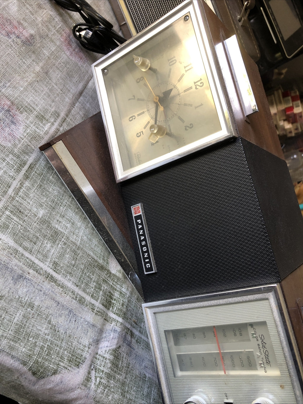 Vintage Panasonic Solid State Electric Radio3