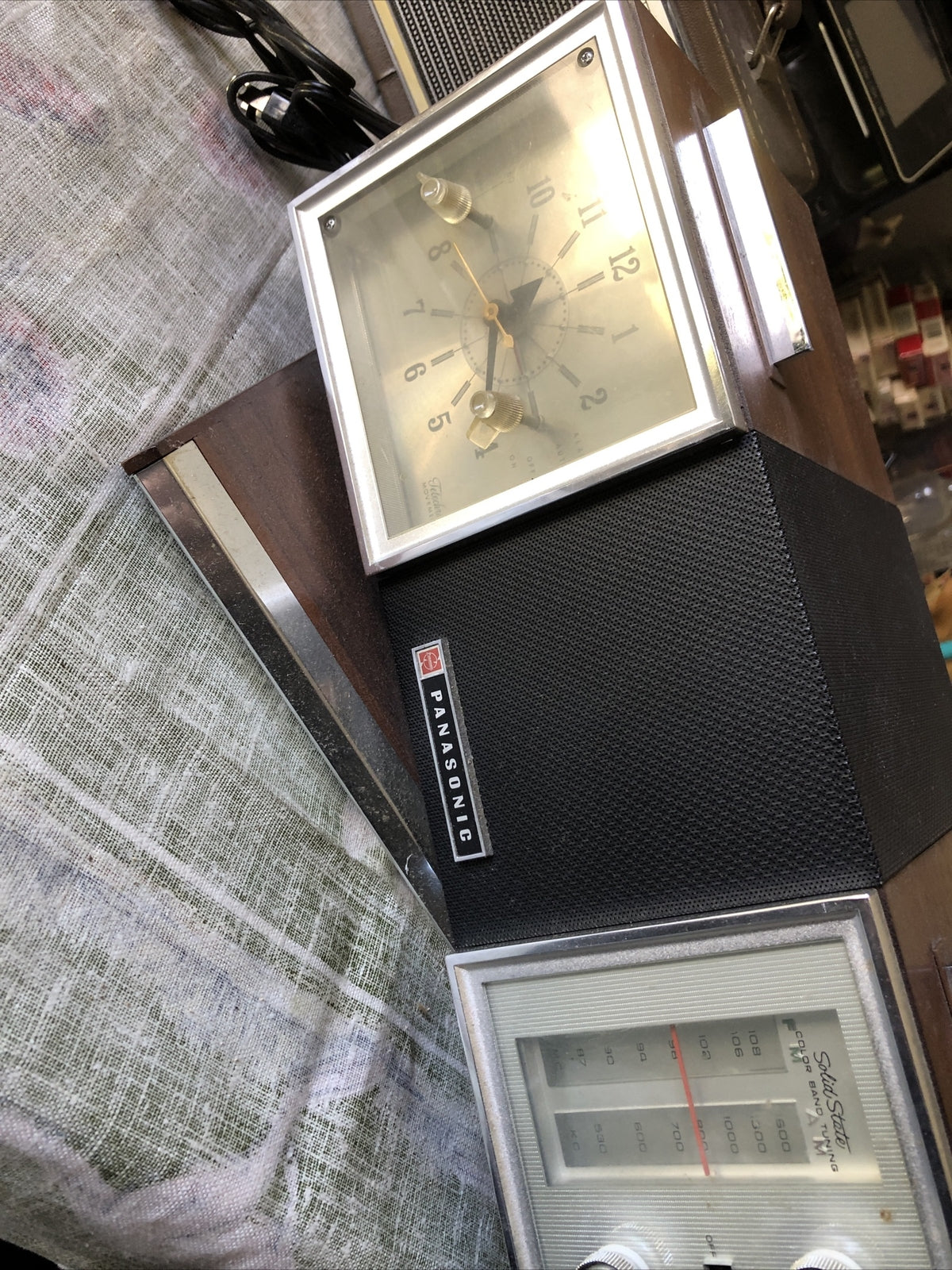 Vintage Panasonic Solid State Electric Radio3
