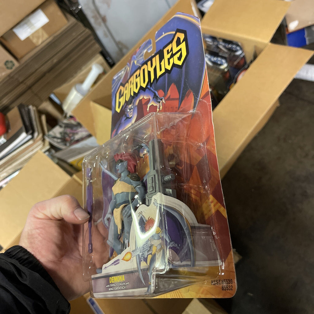 Gargoyles DEMONA w/ Firing Stun Gun 1995 Action Figure Kenner  New CARDED2