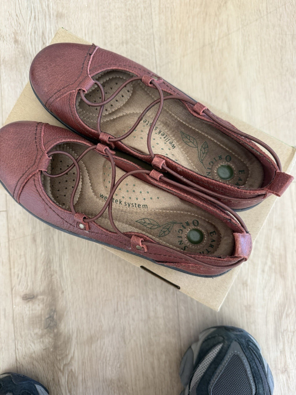 NIB Earth Origins leather bungee lace slip on- Loncon- Brown Sz 6.55