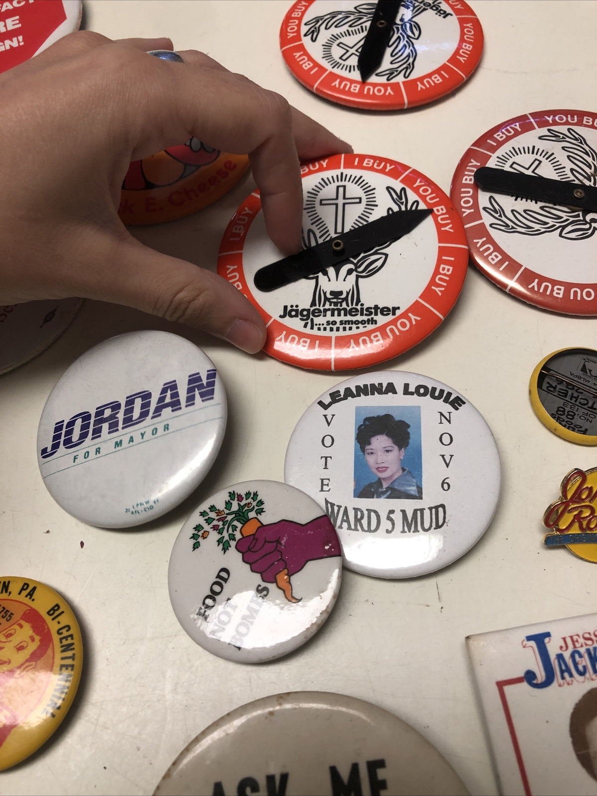 Lot 25 Vintage Unicorn Button Pin Lot Re Elect Clinton, Budlight Dog, And More4