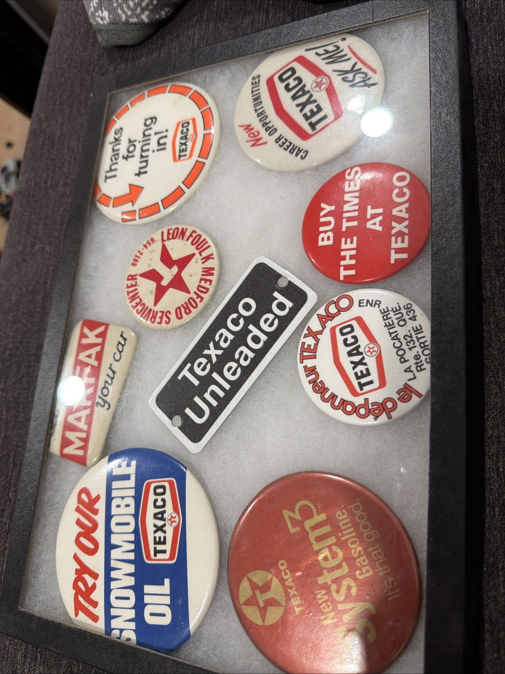 Vintage Texaco Memorabilia Display Sign Lot Pins Pin Back0