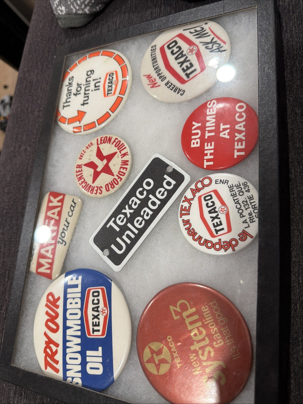 Vintage Texaco Memorabilia Display Sign Lot Pins Pin Back0