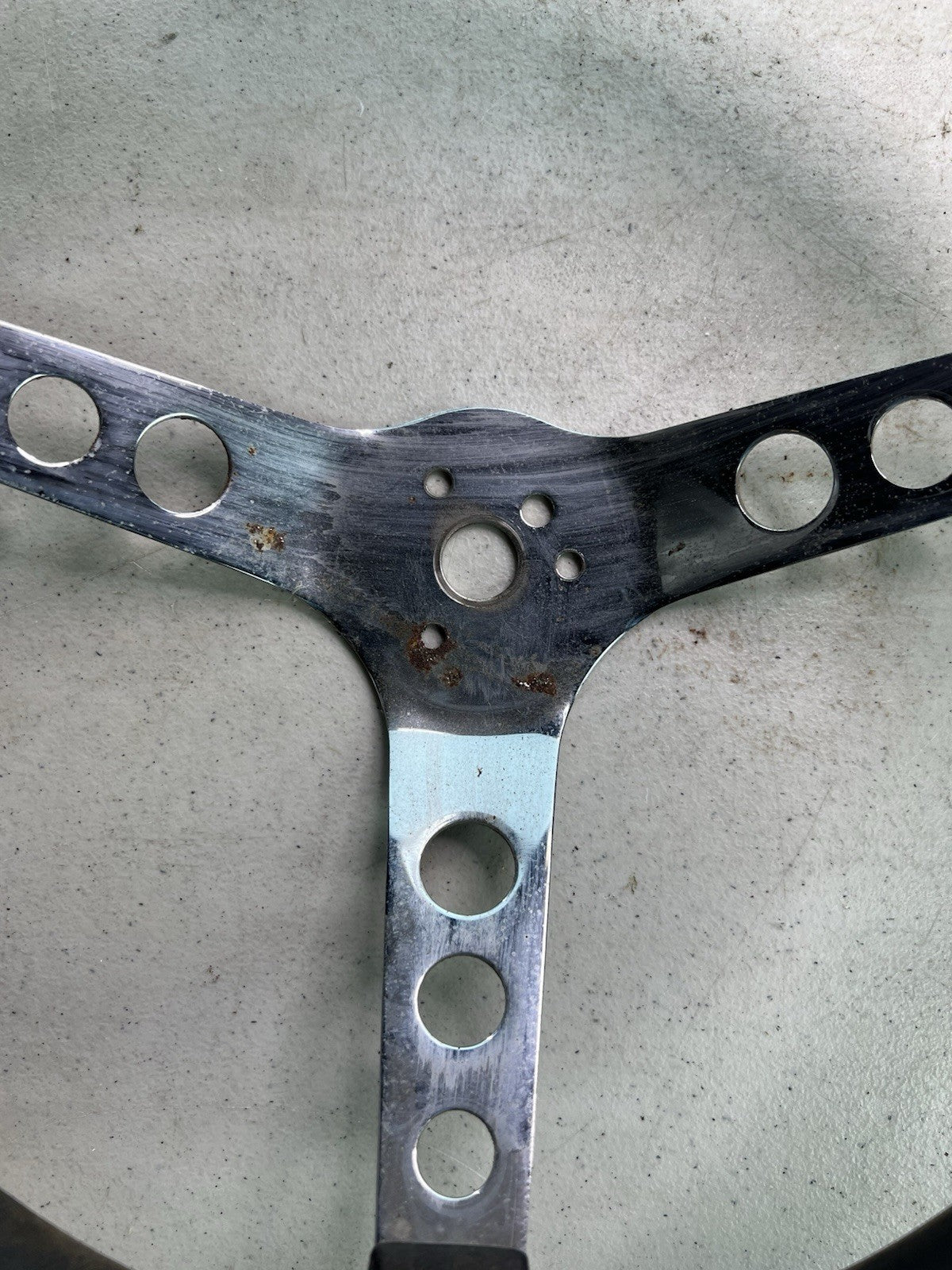 Approx. 11" diameter Drilled aluminum-style spokes Black grip (shows wear) Class2