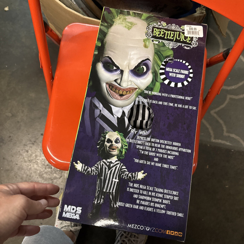 Mezco - MDS Mega Scale - Talking Beetlejuice 15 inch tall4