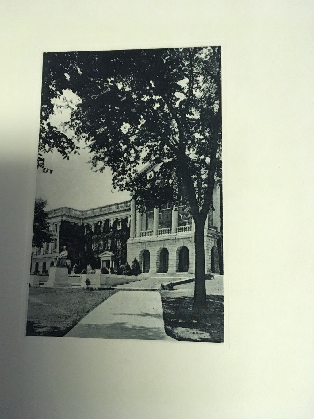 THE BADGER YEARBOOK 1924 (1923) UNIVERSITY OF WISCONSIN Volume 38 The Junio Clas6