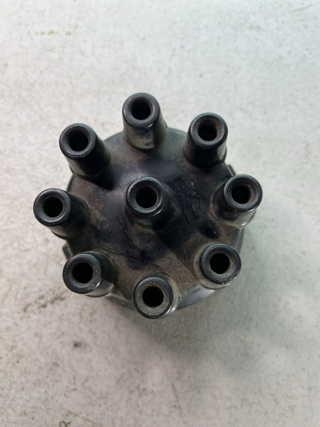 Vintage 8-Cylinder Distributor Cap – Black Bakelite Style1