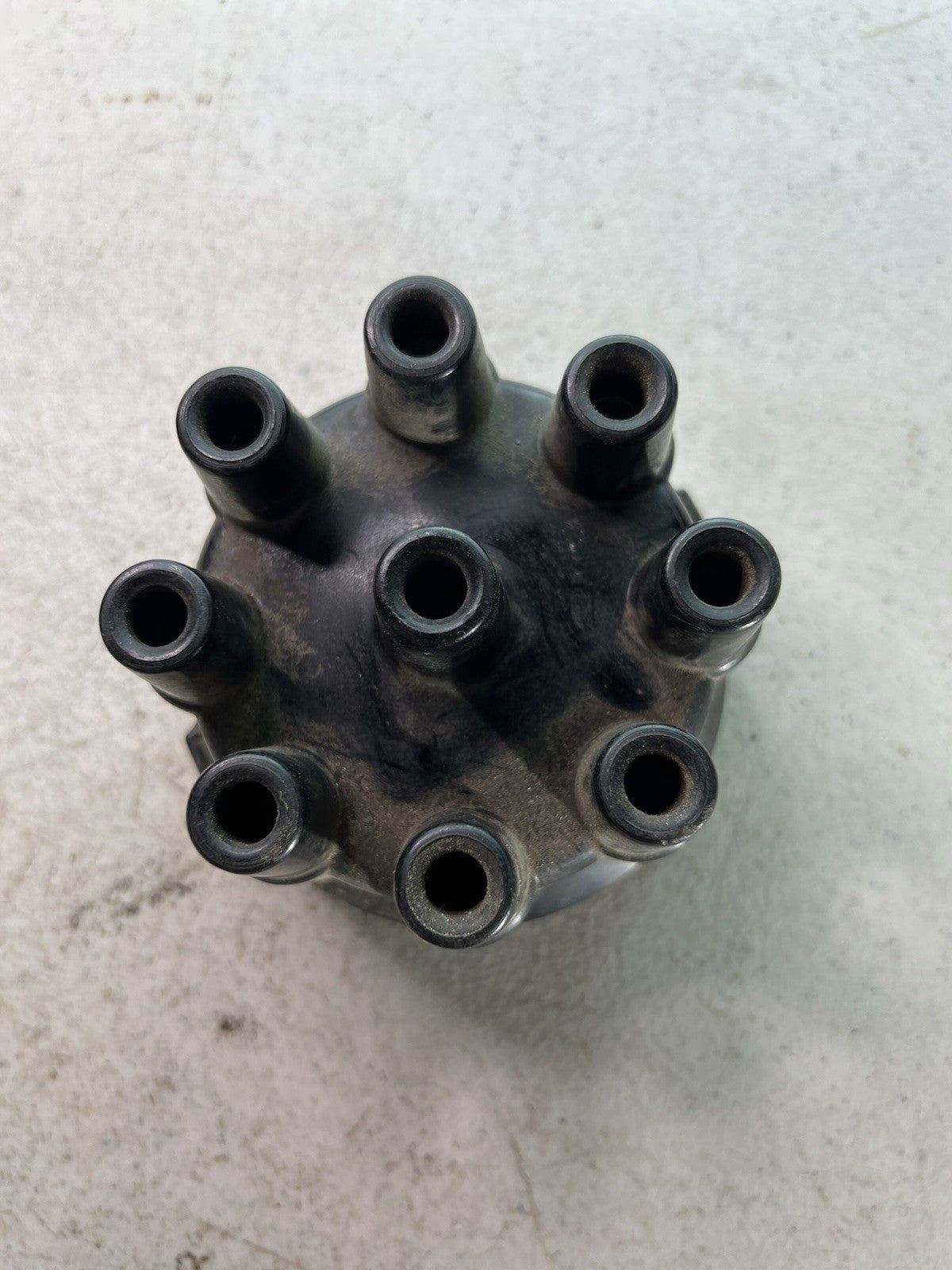 Vintage 8-Cylinder Distributor Cap – Black Bakelite Style1