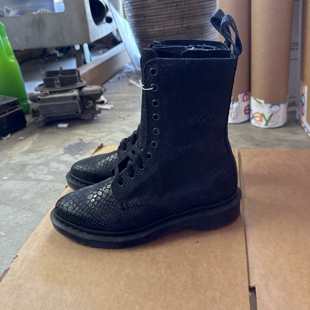 Dr. Martens Alix AW004 Black Pointy Toe  Zippered/Lace Snakeskin Pattern Size 72