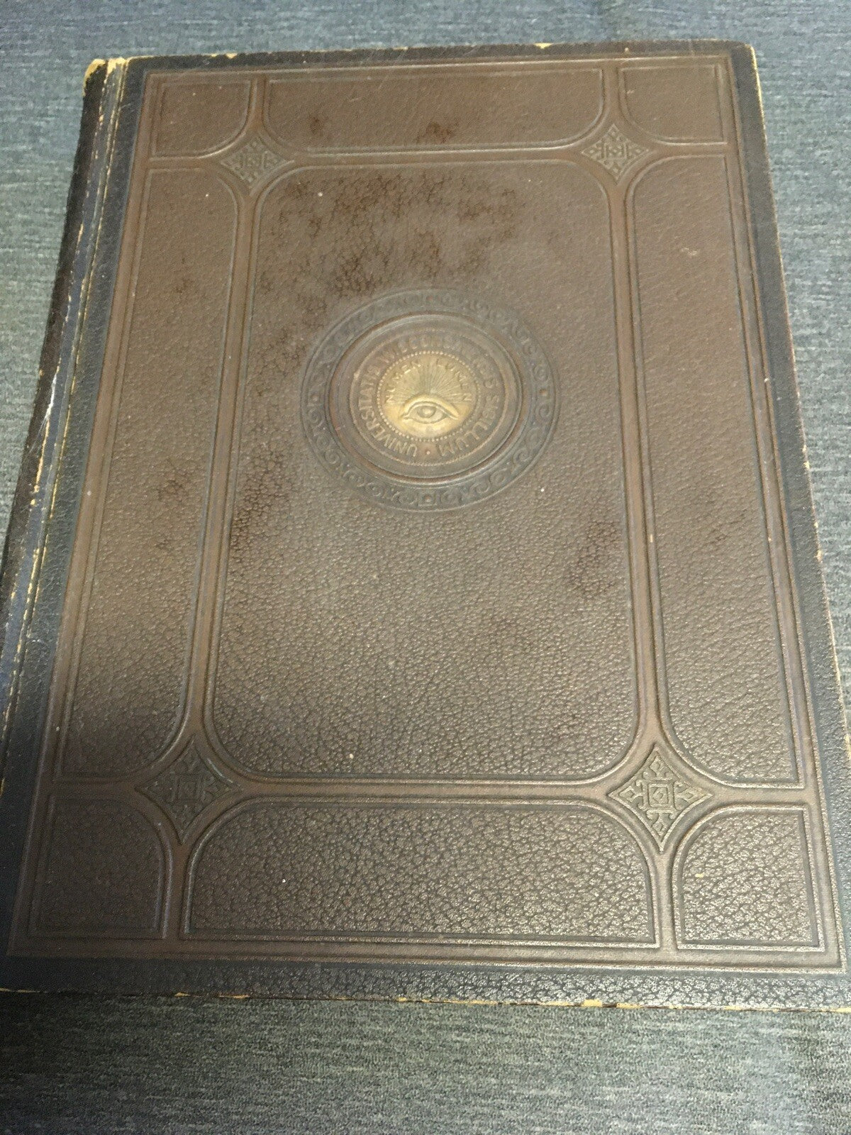 THE BADGER YEARBOOK 1924 (1923) UNIVERSITY OF WISCONSIN Volume 38 The Junio Clas0