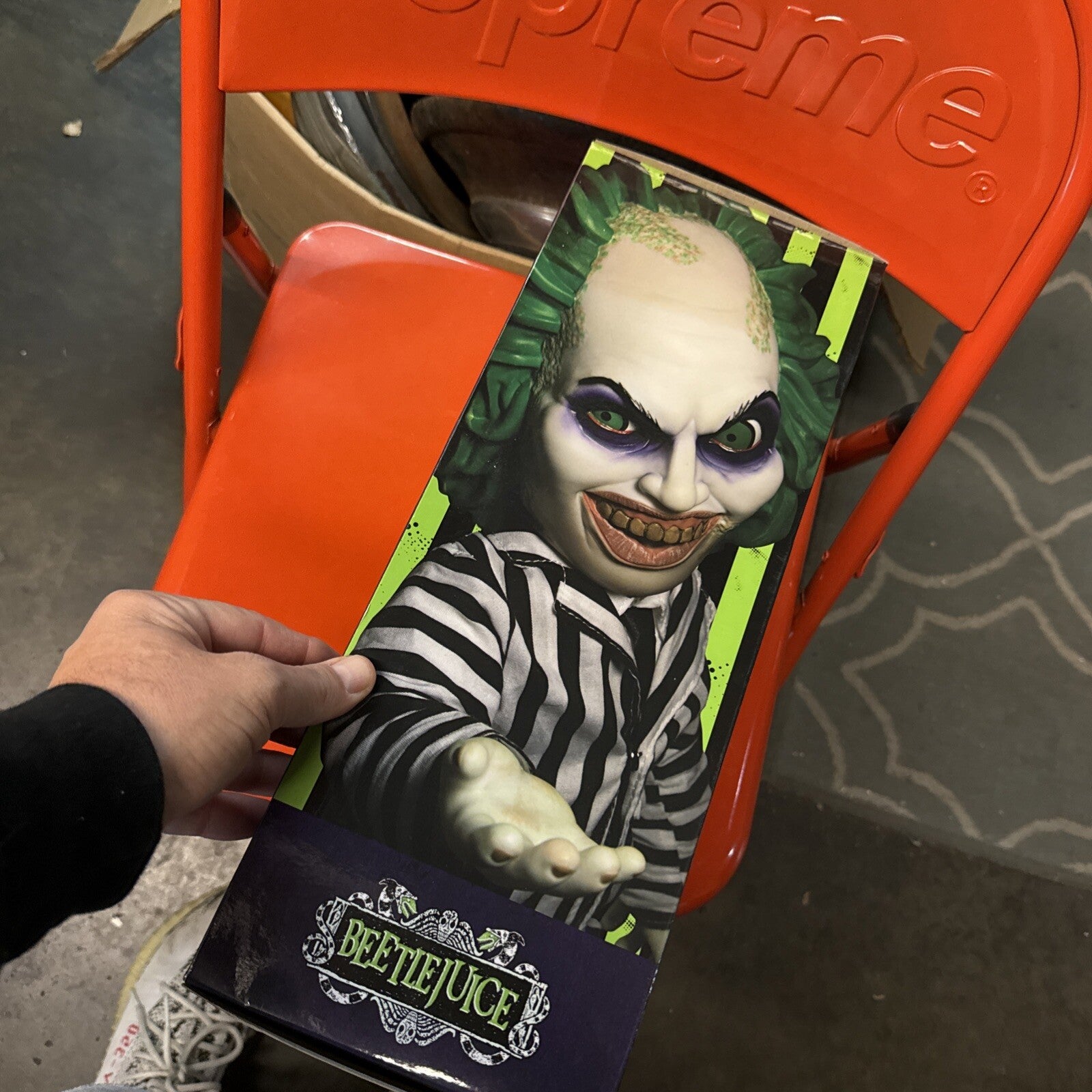 Mezco - MDS Mega Scale - Talking Beetlejuice 15 inch tall3