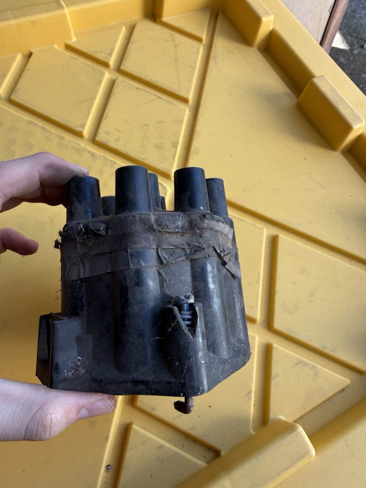 Chevrolet Corvette 1958 • Distributor Cap Delco Remy #1110890. Used.4