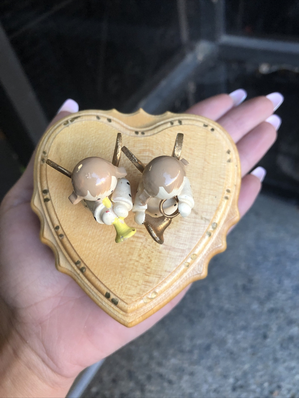 VINTAGE MINIATURE WOOD TRINKET BOX HEART SHAPED ANGELS PLAYING INSTRUMENTS1