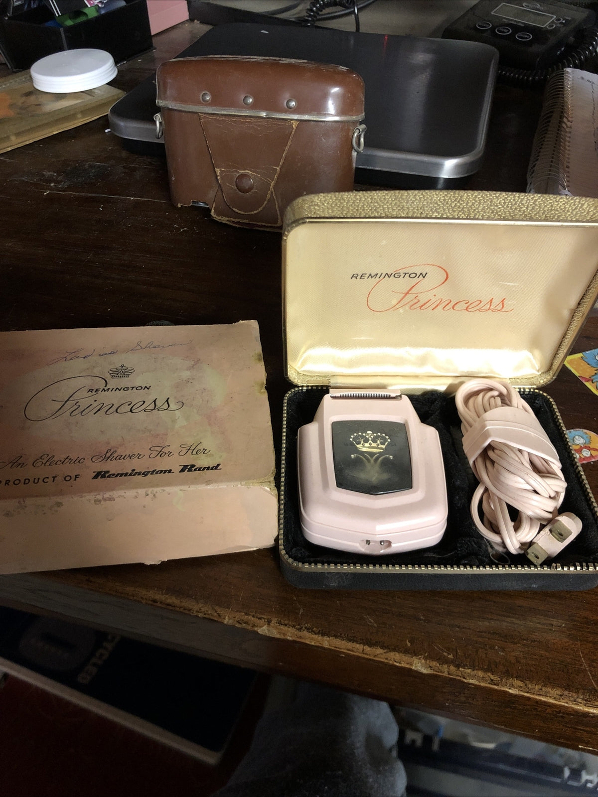 VINTAGE LADY REMINGTON PINK PRINCESS ELECTRIC SHAVER IN GOLD CASE0
