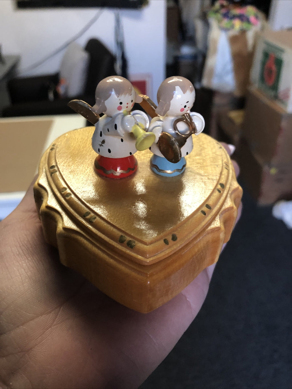 VINTAGE MINIATURE WOOD TRINKET BOX HEART SHAPED ANGELS PLAYING INSTRUMENTS2