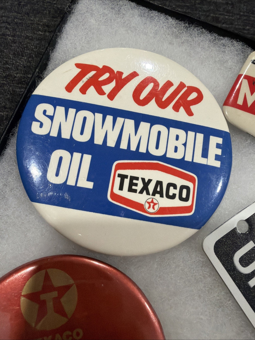 Vintage Texaco Memorabilia Display Sign Lot Pins Pin Back7