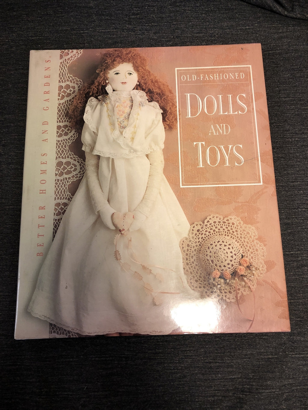 1992 OLD FASHIONED DOLLS AND TOYS BOOK BY BETTER HOMES & GARDEN - CRAFT -0