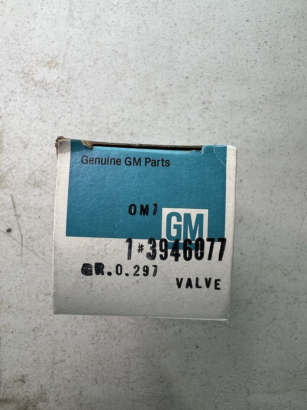 1963-1984 Chevrolet Pickup Panel Suburban NOS 327 intake valve 1-39460770