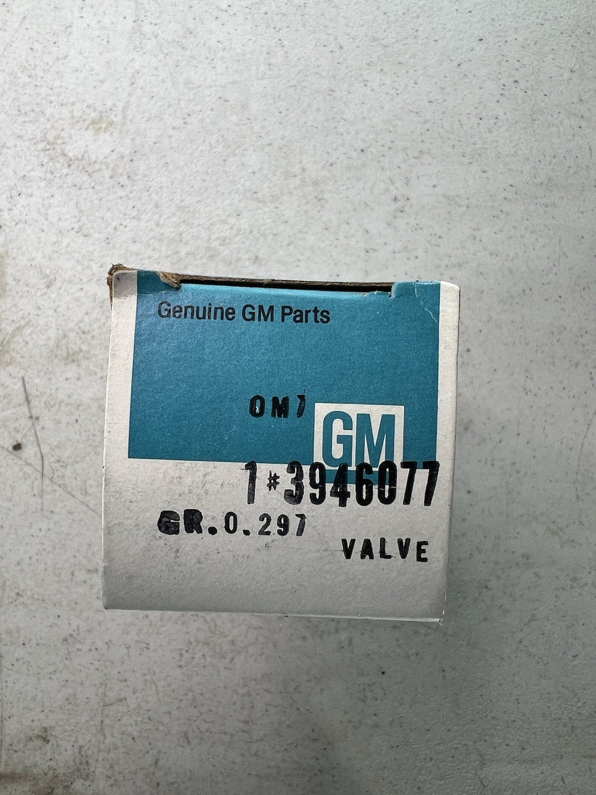 1963-1984 Chevrolet Pickup Panel Suburban NOS 327 intake valve 1-39460770