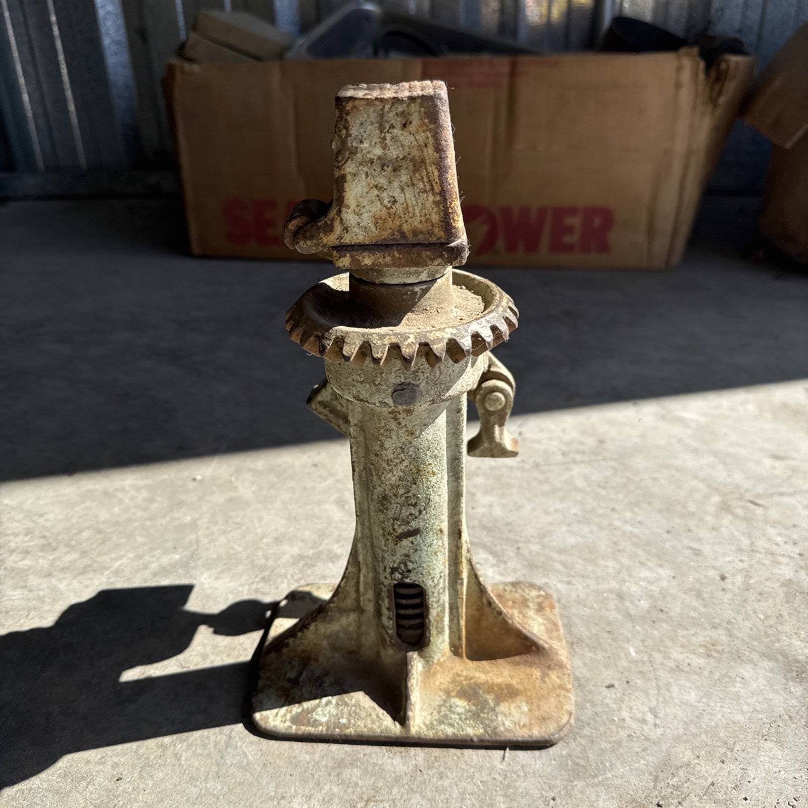 Antique Cast-Iron Screw Jack From (FORD Model T Model A)0